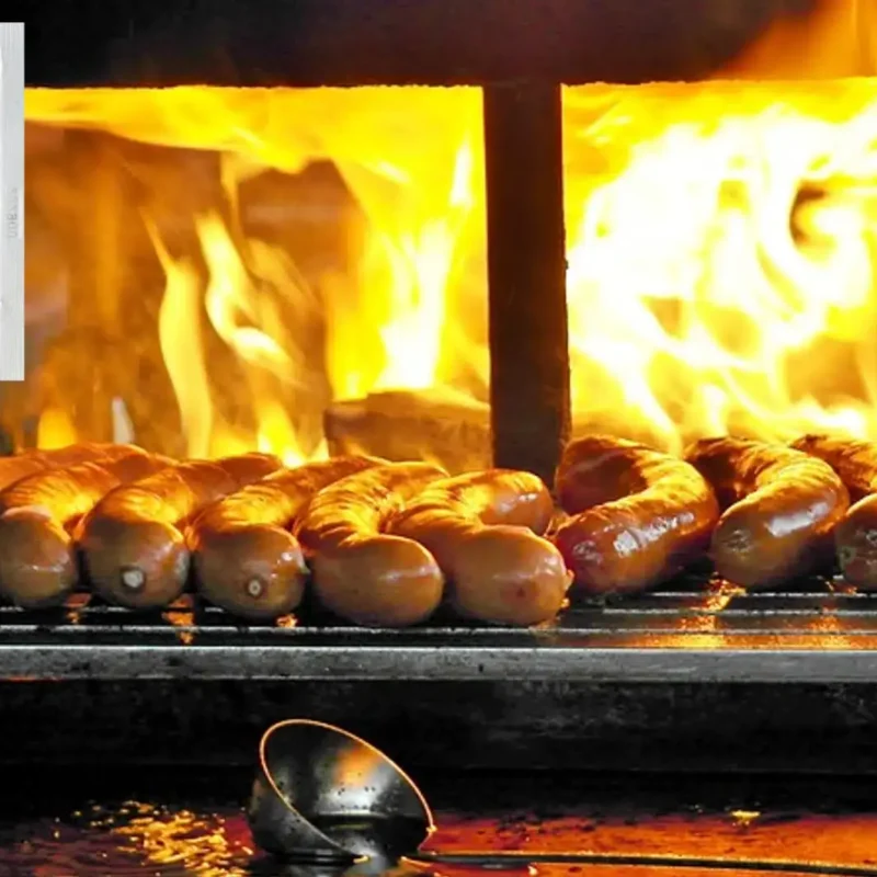 Das Bild zeigt Grillgut auf einem Grill mit herrlichem Fett und Feuer.